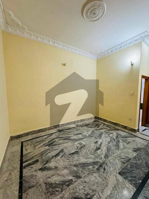 ورسک روڈ پشاور میں 6 کمروں کا 5 مرلہ مکان 38.0 ہزار میں کرایہ پر دستیاب ہے۔