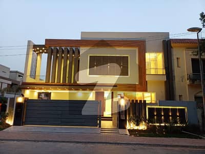 بحریہ ٹاؤن سیکٹر سی بحریہ ٹاؤن,لاہور میں 5 کمروں کا 10 مرلہ مکان 1.55 لاکھ میں کرایہ پر دستیاب ہے۔