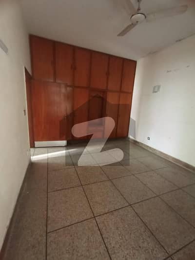 Allama Iqbal Town 10 Marla Portion For Rent