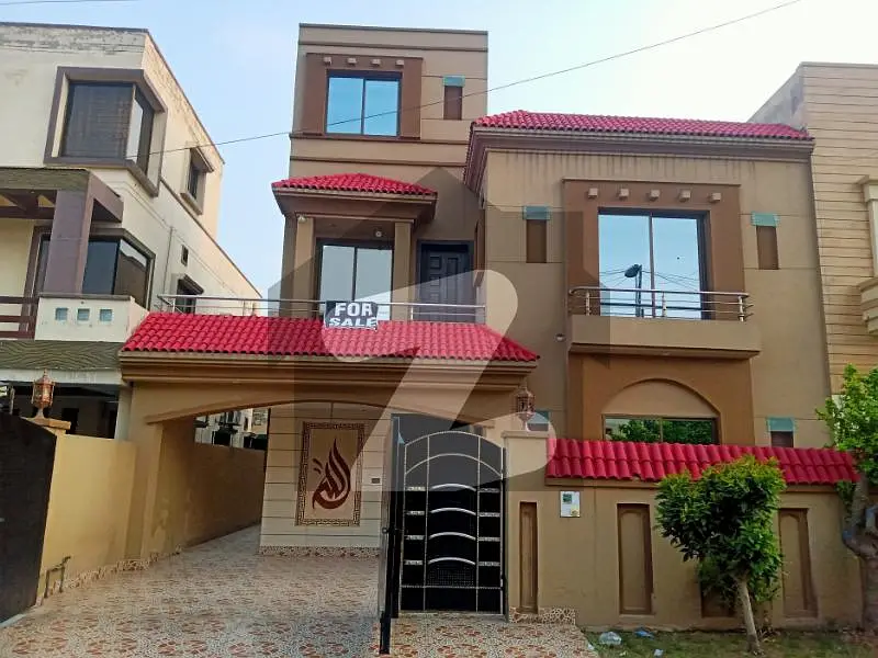 10 MARLA USED BEAUTIFUL HOUSE FACING PARK FOR SALE IN GHOURI BLOCK BAHRIA TOWN LAHORE