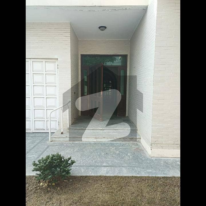 ڈی ایچ اے فیز 3 - بلاک زیڈ فیز 3,ڈیفنس (ڈی ایچ اے),لاہور میں 5 کمروں کا 1 کنال مکان 5.9 کروڑ میں برائے فروخت۔