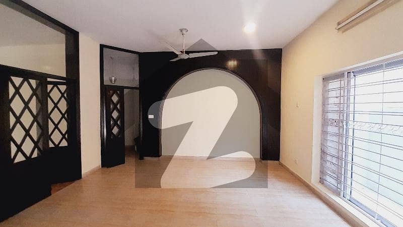 ڈی ایچ اے فیز 3 ڈیفنس (ڈی ایچ اے),لاہور میں 4 کمروں کا 10 مرلہ مکان 4.5 کروڑ میں برائے فروخت۔