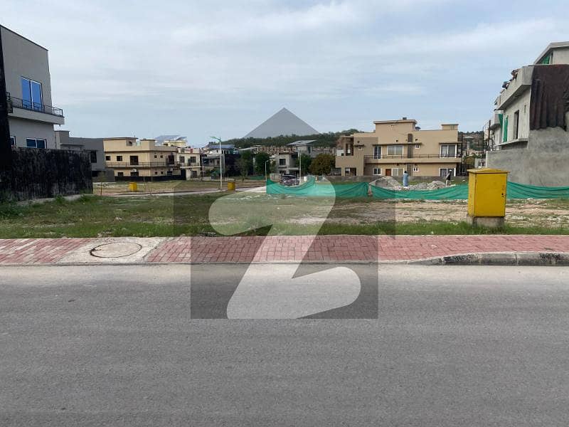IN THE MID OF HOUSES IDEALLY LOCATED PLOT FOR SALE