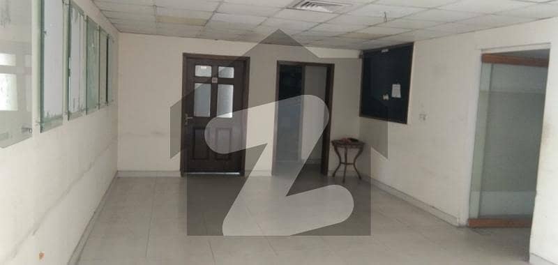 گارڈن ٹاؤن لاہور میں 11 کمروں کا 1 کنال دفتر 4.5 لاکھ میں کرایہ پر دستیاب ہے۔