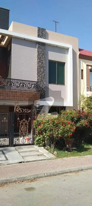 10 Marla House for rent at very ideal Loction Bahria Town Lahore
