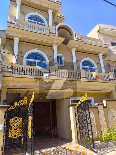 جوہر ٹاؤن لاہور میں 6 کمروں کا 5 مرلہ مکان 3.6 کروڑ میں برائے فروخت۔