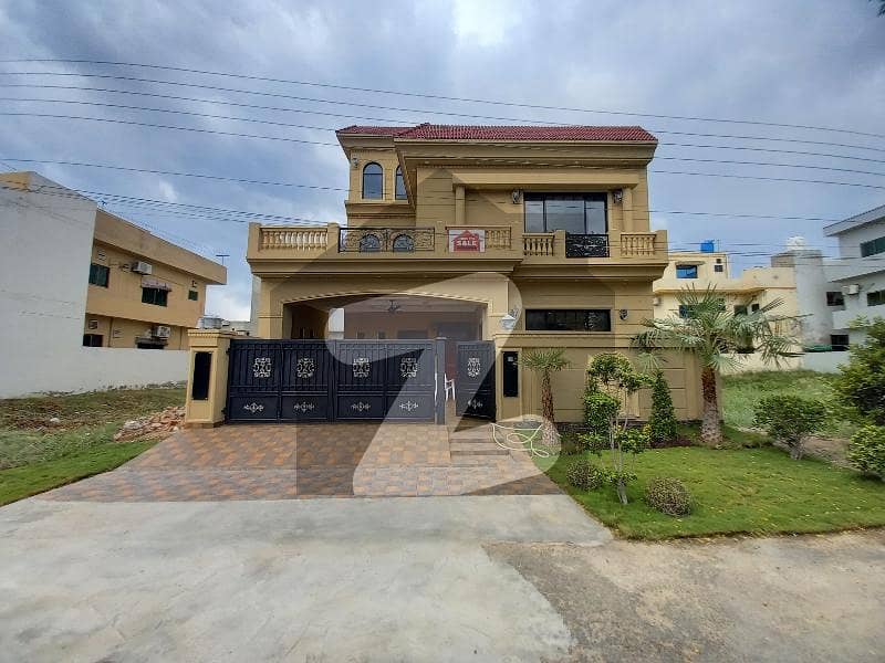 طارق گارڈنز لاہور میں 5 کمروں کا 10 مرلہ مکان 3.3 کروڑ میں برائے فروخت۔