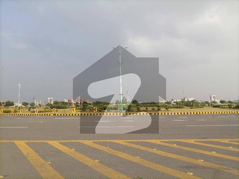 ڈی ایچ اے فیز 8 - بلاک ٹی فیز 8,ڈیفنس (ڈی ایچ اے),لاہور میں 1 کنال رہائشی پلاٹ 5.8 کروڑ میں برائے فروخت۔