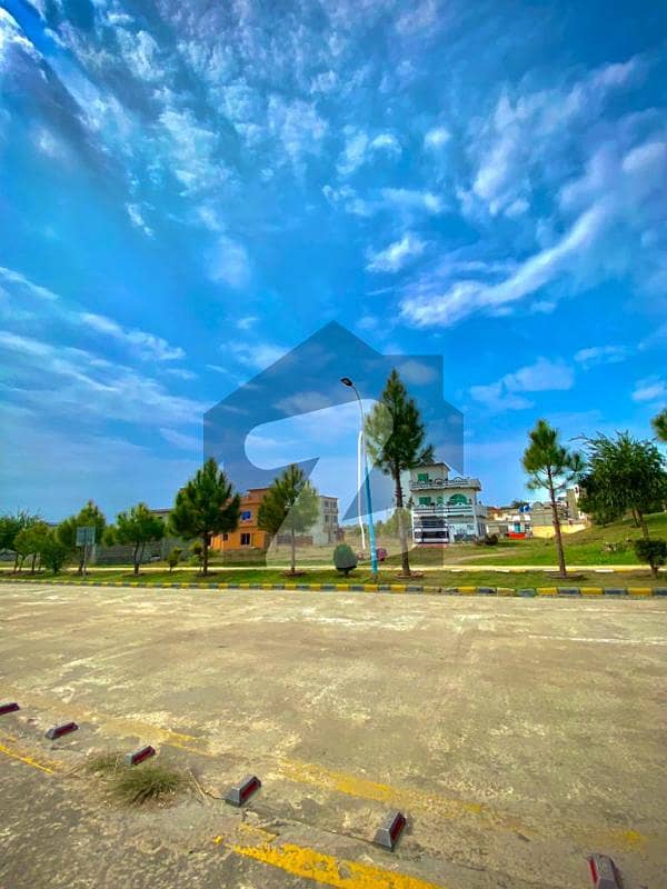 5 Marla Plot Available On Investor Rate In 
Royal City
 Islamabad