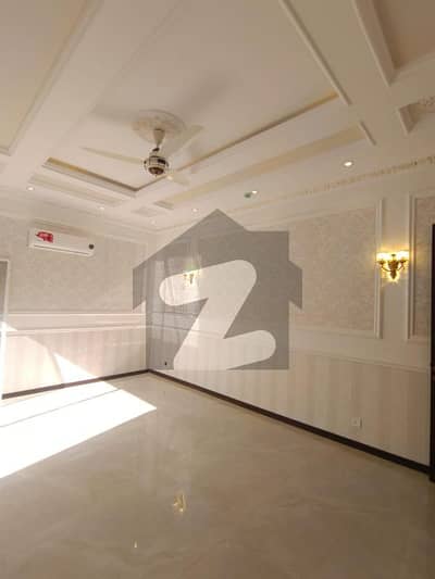 ڈی ایچ اے فیز 8 ڈیفنس (ڈی ایچ اے),لاہور میں 4 کمروں کا 10 مرلہ مکان 5.99 کروڑ میں برائے فروخت۔