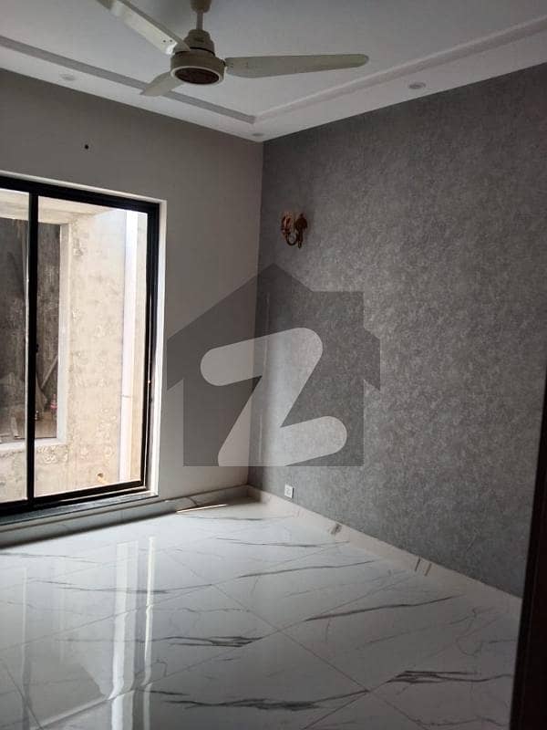ڈی ایچ اے فیز 7 - بلاک زیڈ1 فیز 7,ڈیفنس (ڈی ایچ اے),لاہور میں 5 کمروں کا 1 کنال مکان 3.25 لاکھ میں کرایہ پر دستیاب ہے۔