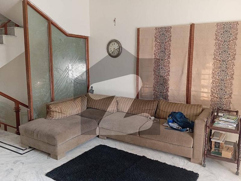 باتھ آئی لینڈ کراچی میں 5 کمروں کا 10 مرلہ مکان 8.0 کروڑ میں برائے فروخت۔