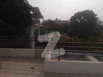 A DECENT HOUSE 1493 SQYRDS/ SCHOOL ROAD/F-6/1 IS AVAILABLE FOR SALE