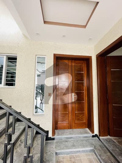 گلریز ہاؤسنگ سکیم راولپنڈی میں 4 کمروں کا 7 مرلہ مکان 3.5 کروڑ میں برائے فروخت۔