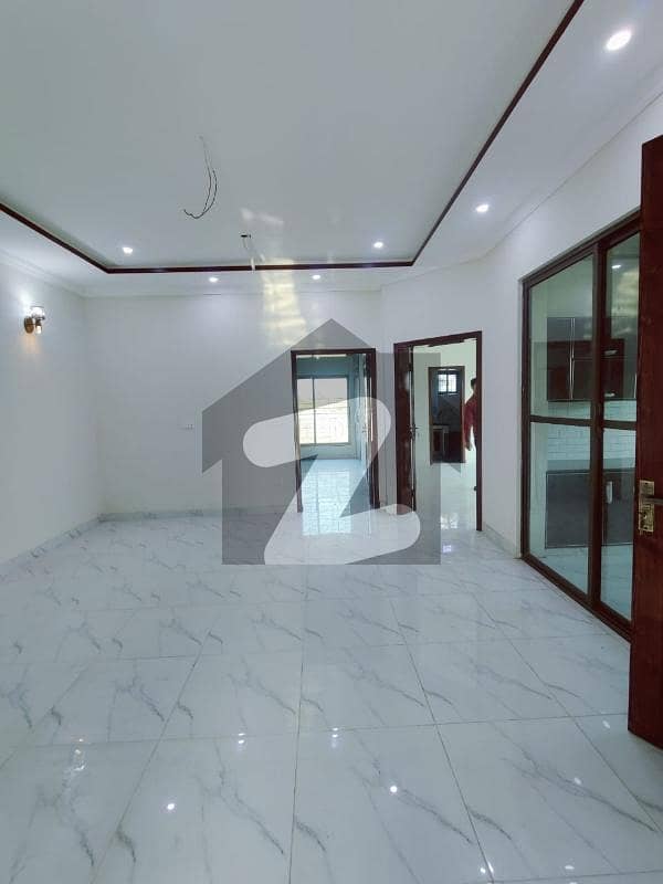 10 Marla Brand House In Lda Avenue 1 On Top Location With All Facilities Available