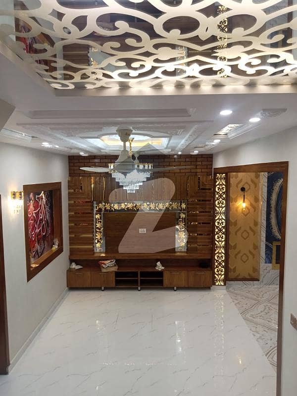 بحریہ ٹاؤن لاہور میں 3 کمروں کا 5 مرلہ مکان 2.7 کروڑ میں برائے فروخت۔