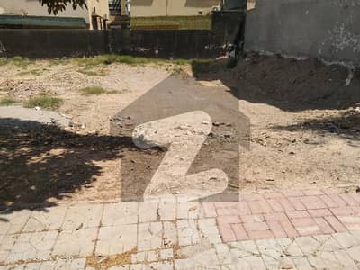 Direct owner Plot sale Overse b Plot. hot location. posission paid utility paid. hot location 
near to park and mosque 178 lalh
