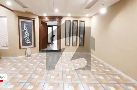 مدینہ ٹاؤن فیصل آباد میں 5 کمروں کا 10 مرلہ مکان 2.85 کروڑ میں برائے فروخت۔