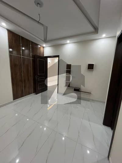 پی آئی اے ہاؤسنگ سکیم لاہور میں 5 کمروں کا 10 مرلہ مکان 4.65 کروڑ میں برائے فروخت۔