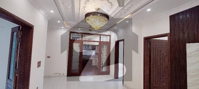 طارق گارڈنز لاہور میں 7 کمروں کا 10 مرلہ مکان 5.0 کروڑ میں برائے فروخت۔