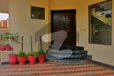 10 MARLA USED HOUSE AVAILABLE FOR SALE IN DHA PHASE 8