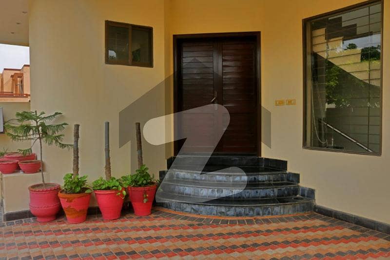 10 MARA USED HOUSE FOR SALE IN DHA PHASE 8 IN REASONABLE PRICE NEAR BY PARK AND MCDONALDS