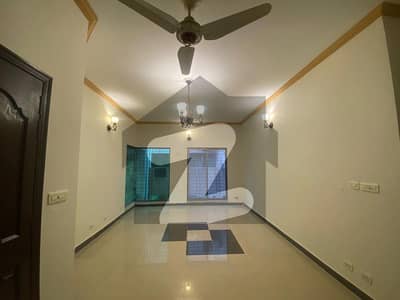 عسکری 11 ۔ سیکٹر بی عسکری 11,عسکری,لاہور میں 4 کمروں کا 12 مرلہ مکان 1.35 لاکھ میں کرایہ پر دستیاب ہے۔