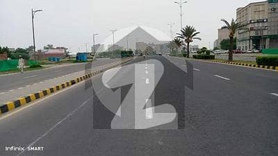 ڈی ایچ اے فیز 8 - بلاک یو فیز 8,ڈیفنس (ڈی ایچ اے),لاہور میں 1 کنال رہائشی پلاٹ 4.5 کروڑ میں برائے فروخت۔