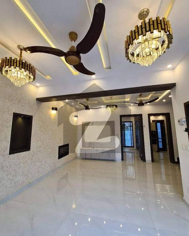 سینٹرل پارک ہاؤسنگ سکیم لاہور میں 4 کمروں کا 5 مرلہ مکان 1.6 کروڑ میں برائے فروخت۔