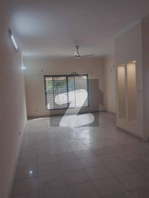 بحریہ ٹاؤن لاہور میں 6 کمروں کا 10 مرلہ مکان 2.4 کروڑ میں برائے فروخت۔