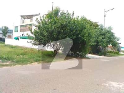 1 KANAL NEXT TO PARK OWNER NEEDY URGENT FOR SALE
