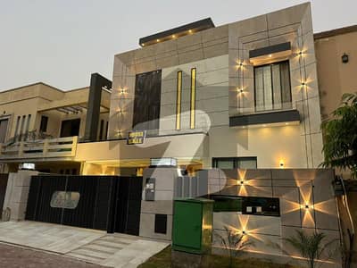 10 MARLA LIKE NEW HOUSE WITH BESMENT AVAILEBAL FOR RENT IN BAHRIA TOWN LAHORE