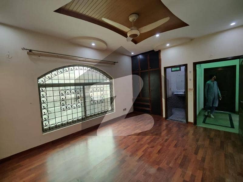 بینکرز کوآپریٹو ہاؤسنگ سوسائٹی لاہور میں 5 کمروں کا 11 مرلہ مکان 1.6 لاکھ میں کرایہ پر دستیاب ہے۔