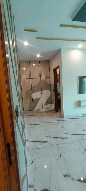 یو ای ٹی ہاؤسنگ سوسائٹی لاہور میں 6 کمروں کا 10 مرلہ مکان 3.4 کروڑ میں برائے فروخت۔