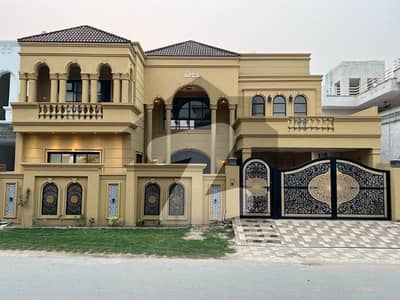 10 Marla Luxury House For Sale In Outstanding Location In Wapda Town Phase 1