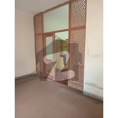 علامہ اقبال ٹاؤن ۔ راوی بلاک علامہ اقبال ٹاؤن,لاہور میں 3 کمروں کا 10 مرلہ مکان 80.0 ہزار میں کرایہ پر دستیاب ہے۔