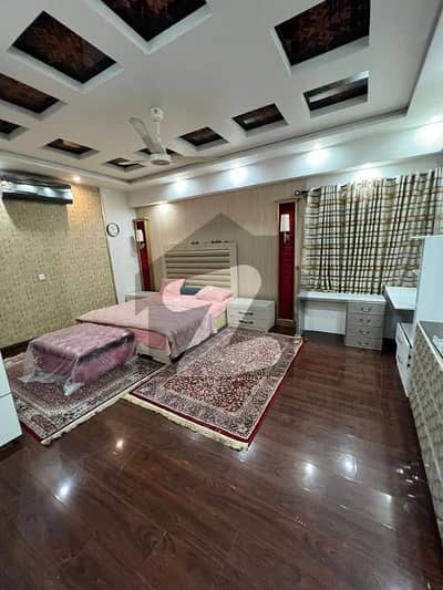 ڈی ایچ اے فیز 8 - بلاک ڈبلیو فیز 8,ڈیفنس (ڈی ایچ اے),لاہور میں 6 کمروں کا 1 کنال مکان 4.5 لاکھ میں کرایہ پر دستیاب ہے۔