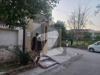 حیات آباد فیز 1 حیات آباد,پشاور میں 7 کمروں کا 10 مرلہ مکان 5.0 کروڑ میں برائے فروخت۔