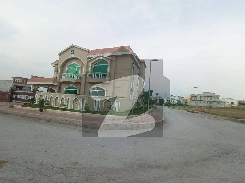 بحریہ ٹاؤن راولپنڈی راولپنڈی میں 5 کمروں کا 1 کنال مکان 7.5 کروڑ میں برائے فروخت۔
