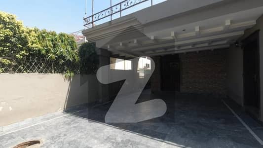 ڈی ایچ اے فیز 3 ڈیفنس (ڈی ایچ اے),لاہور میں 5 کمروں کا 2 کنال مکان 5.5 لاکھ میں کرایہ پر دستیاب ہے۔