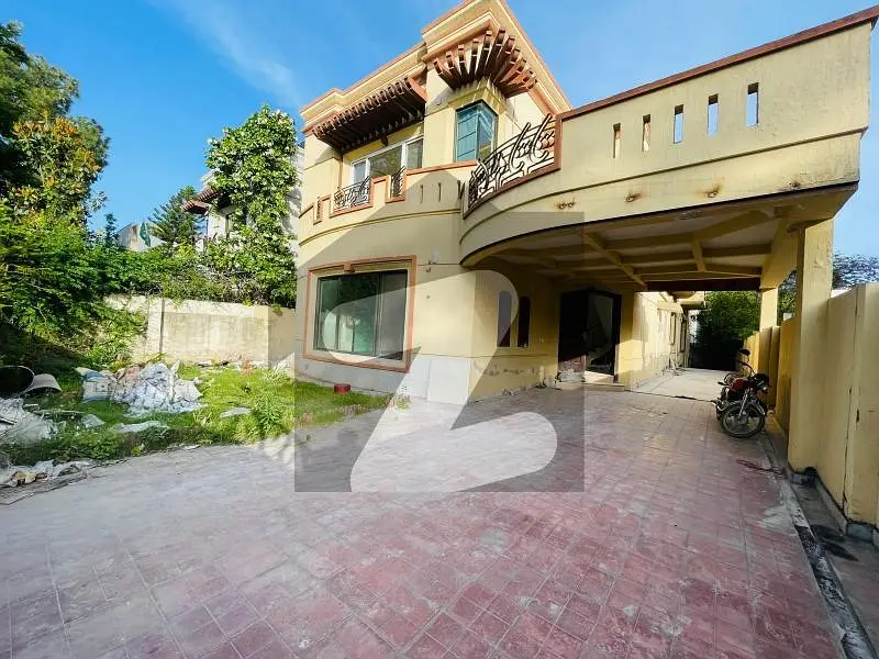 F-7 luxury house available for rent .