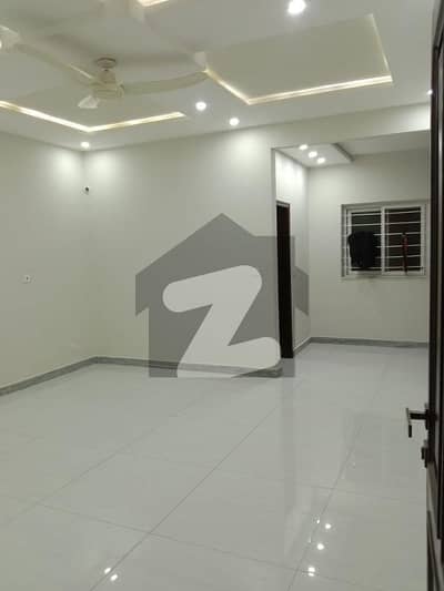 E 11 Prime Location Upper Portion 3bedrooms With Seprate Gate