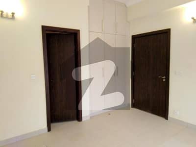2800 Square Feet Flat In Central Askari 5 - Sector J For sale