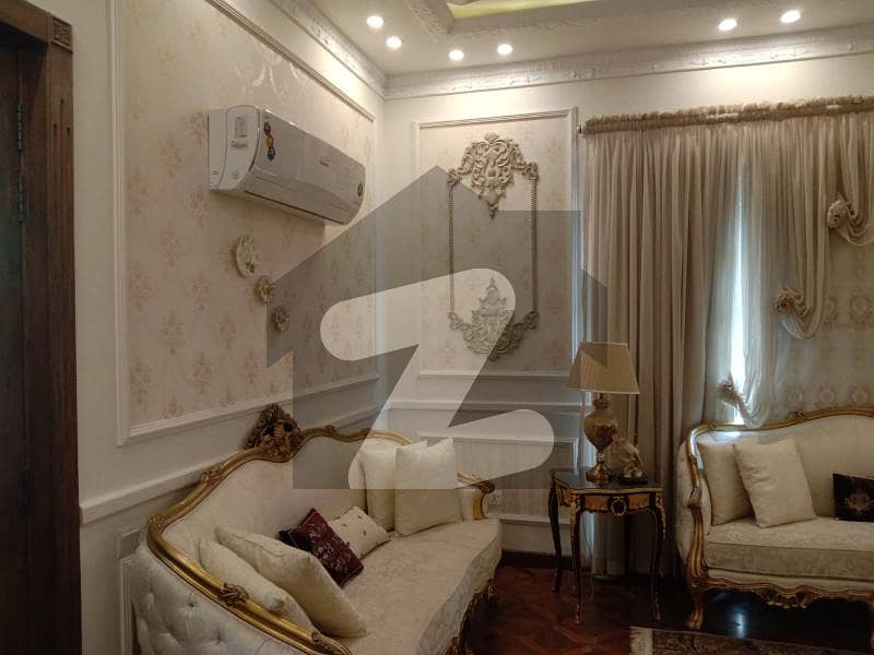ڈی ایچ اے فیز 8 ڈیفنس (ڈی ایچ اے),لاہور میں 5 کمروں کا 1 کنال مکان 4.5 کروڑ میں برائے فروخت۔