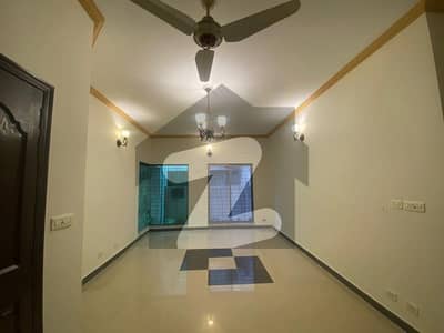 عسکری 11 ۔ سیکٹر بی عسکری 11,عسکری,لاہور میں 4 کمروں کا 12 مرلہ مکان 5.2 کروڑ میں برائے فروخت۔