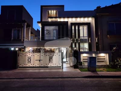 10 MARLA LUXURIOUS BRAND NEW HOUSE FOR SALE AT PRIME LOCATION OF CENTRAL BLOCK PHASE 1 BAHRIA ORCHARD