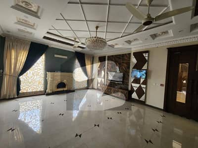 ڈی ایچ اے فیز 8 سابقہ ایئر ایوینیو ڈی ایچ اے فیز 8,ڈی ایچ اے ڈیفینس,لاہور میں 6 کمروں کا 1 کنال مکان 3.6 لاکھ میں کرایہ پر دستیاب ہے۔