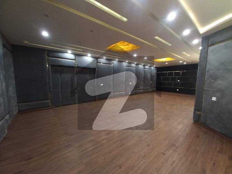 ڈی ایچ اے فیز 2 - بلاک یو فیز 2,ڈیفنس (ڈی ایچ اے),لاہور میں 5 کمروں کا 2 کنال مکان 3.9 لاکھ میں کرایہ پر دستیاب ہے۔