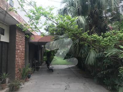 اسد جان روڈ کینٹ,لاہور میں 4 کمروں کا 1 کنال مکان 8.0 کروڑ میں برائے فروخت۔