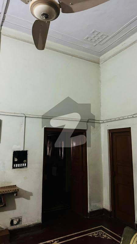 ڈی گراؤنڈ فیصل آباد میں 8 کمروں کا 2 کنال مکان 26.4 کروڑ میں برائے فروخت۔